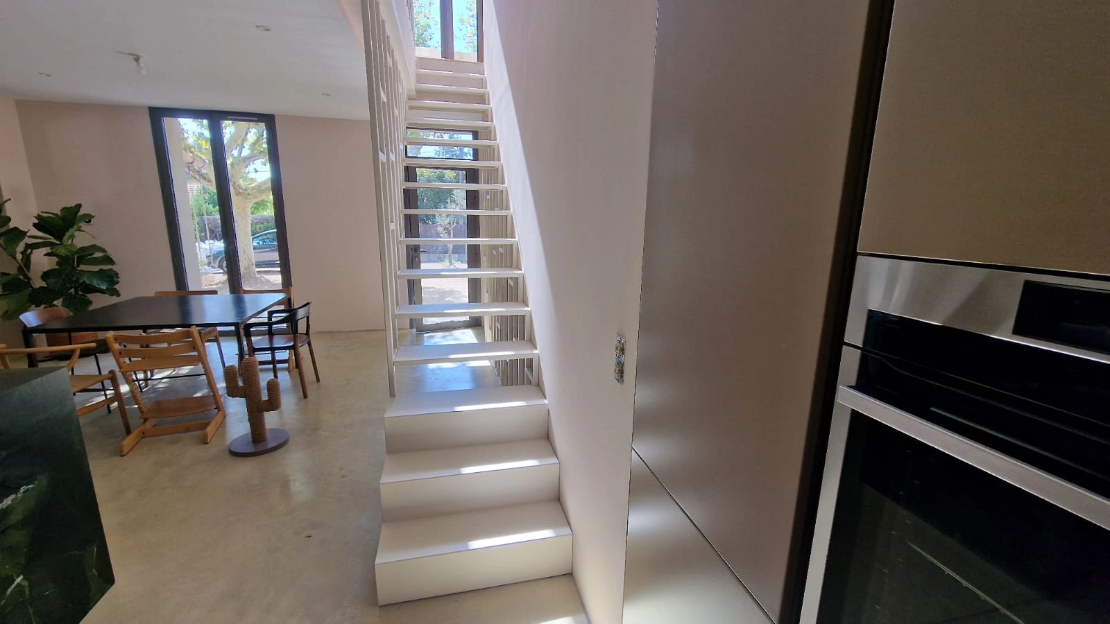 Escalier Aix-en-Provence : sculpture métallique au cœur d'une villa contemporaine – 5