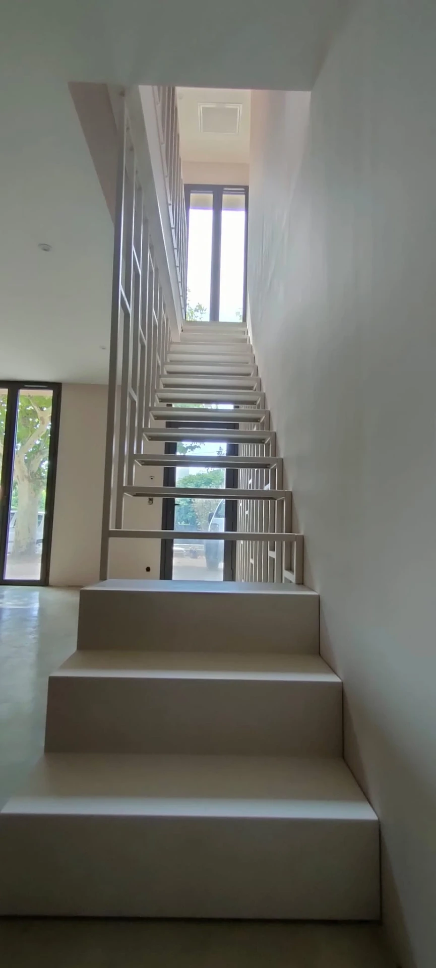 Escalier Aix-en-Provence : sculpture métallique au cœur d'une villa contemporaine – 6